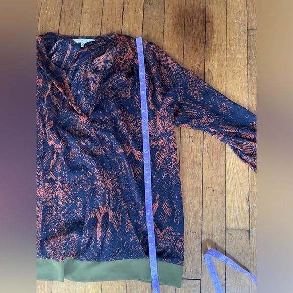 Cabi size M faux wrap reptile print v neck blouse grunge - Picture 10 of 11